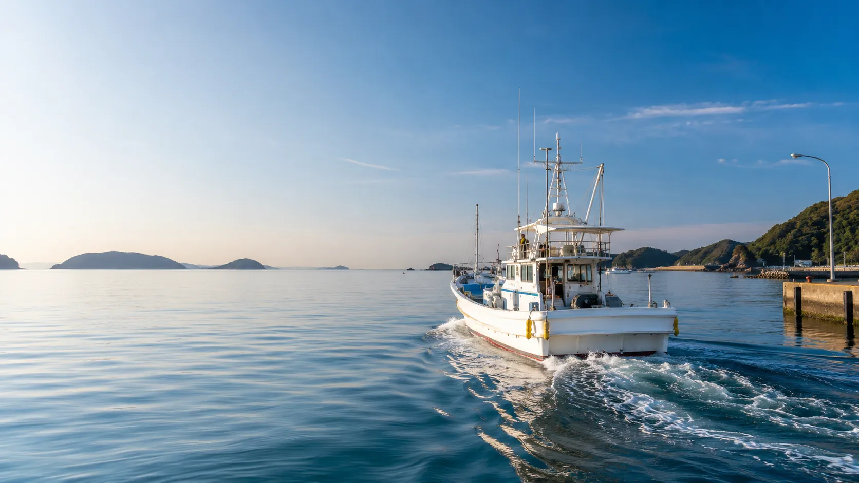 笠岡の海を走るフィッシング絆の釣り船