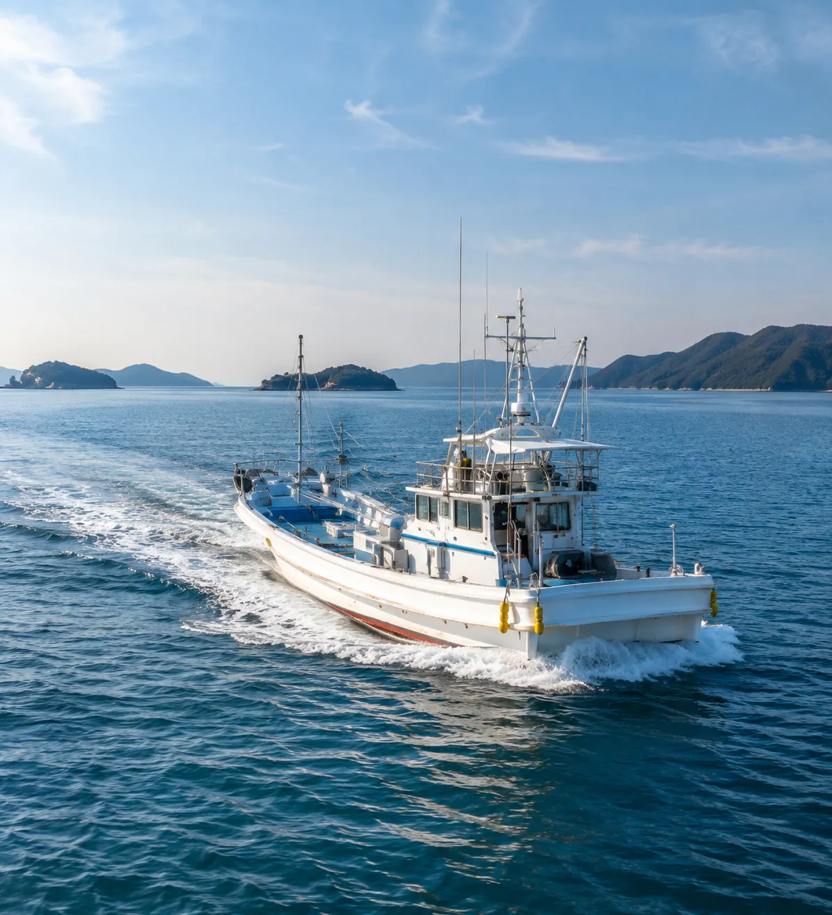 笠岡の海を進む釣り船
