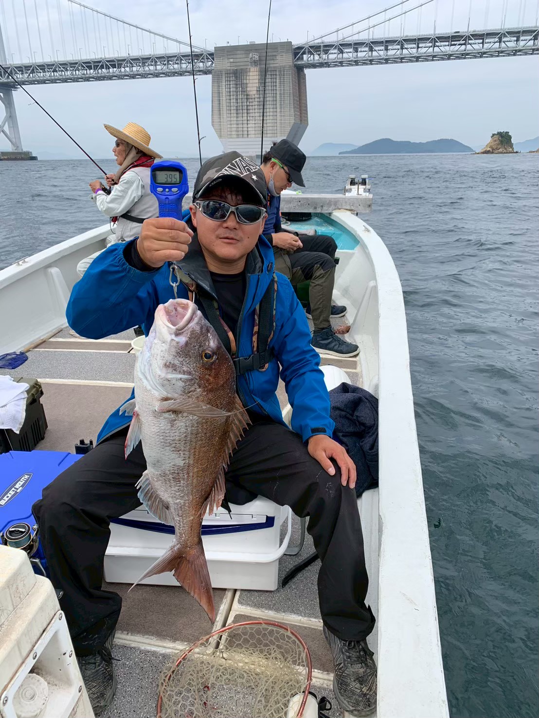 イサキ（瀬戸大橋を望む）を釣り上げたお客様