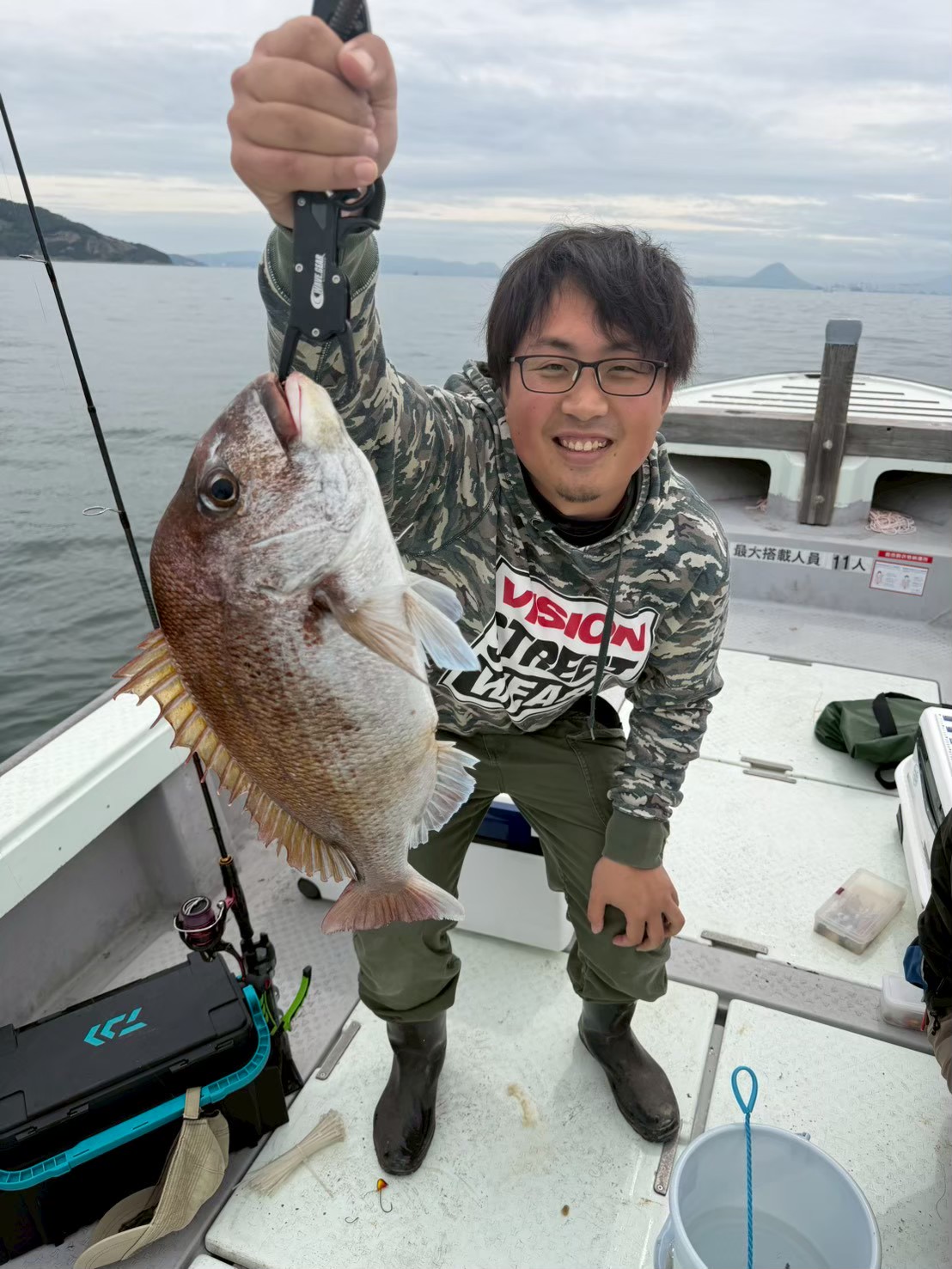 真鯛を釣り上げたお客様