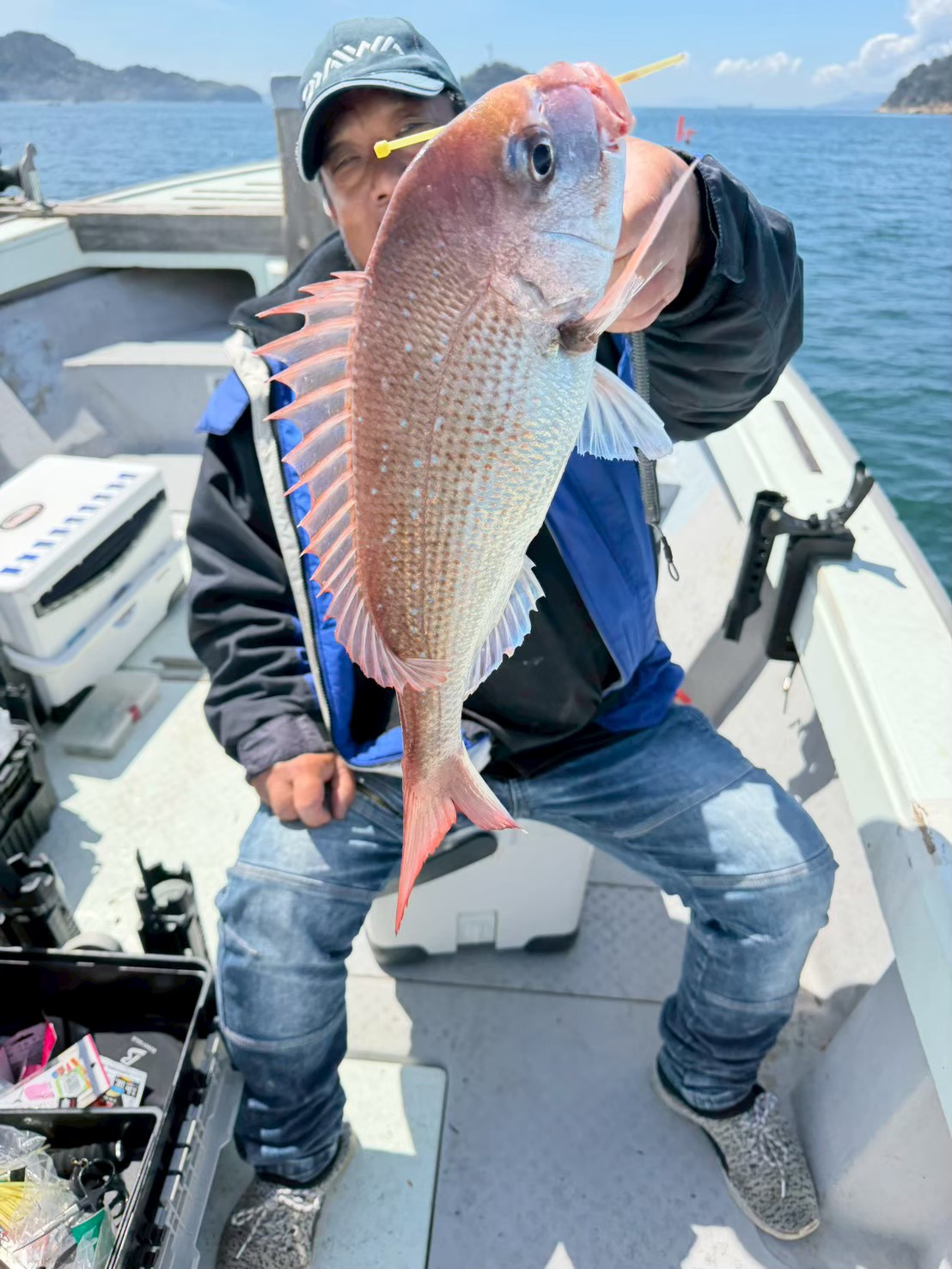 真鯛を釣り上げたお客様